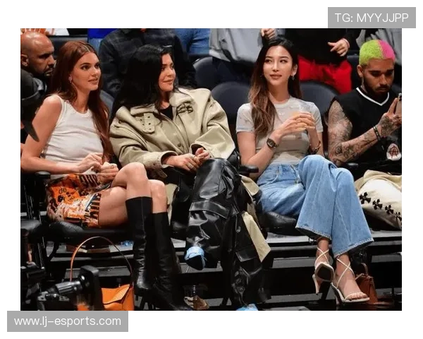 足球明星与女球迷合影珍贵瞬间展现亲密互动与激动时刻