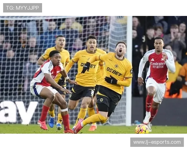 足球球星因不当言行引发巨大争议舆论持续发酵